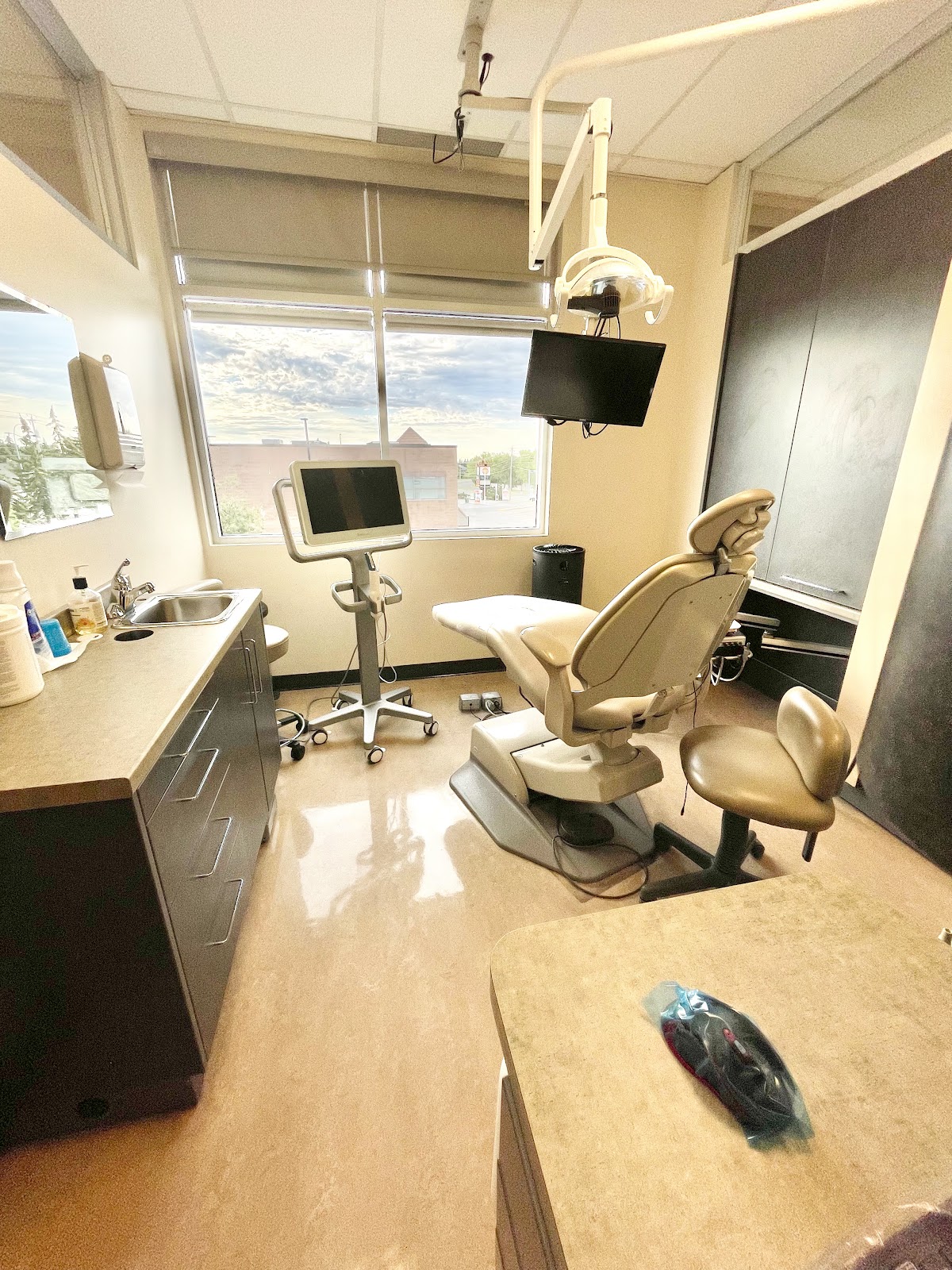 Coach Hill Dental dental clinic in Calgary - Photo 4