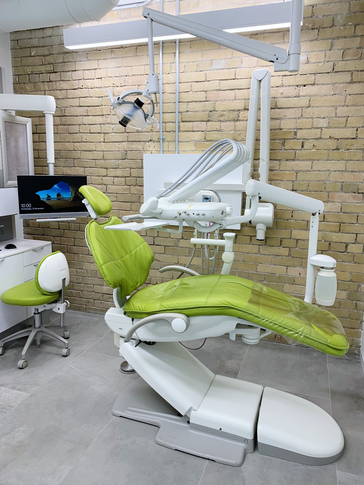 Ari Dental dental clinic in Old Toronto - Photo 9