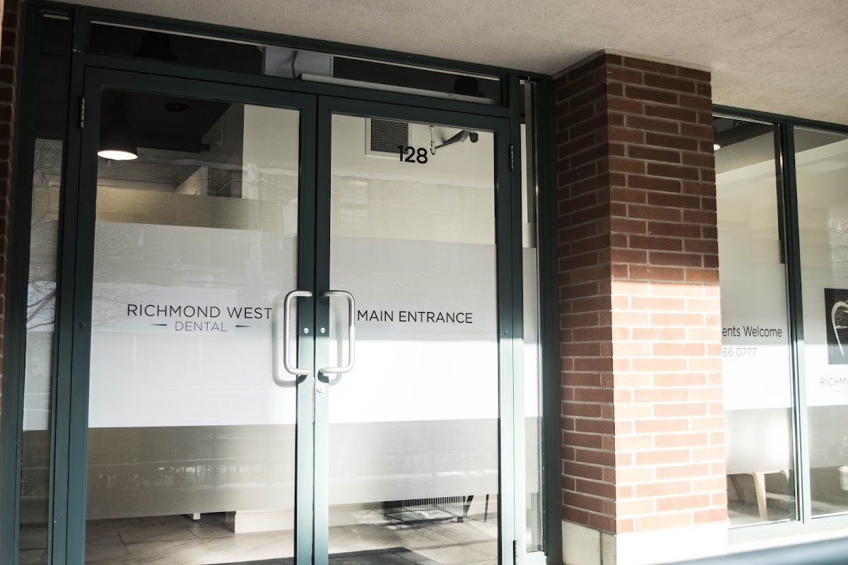 Richmond West Dental dental clinic in Old Toronto - Photo 8
