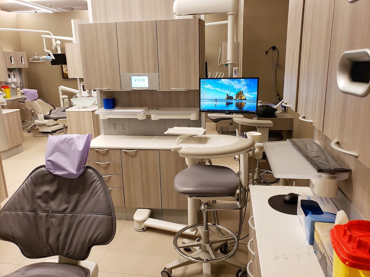 Dentistry @ Momentum dental clinic in Old Toronto - Photo 1