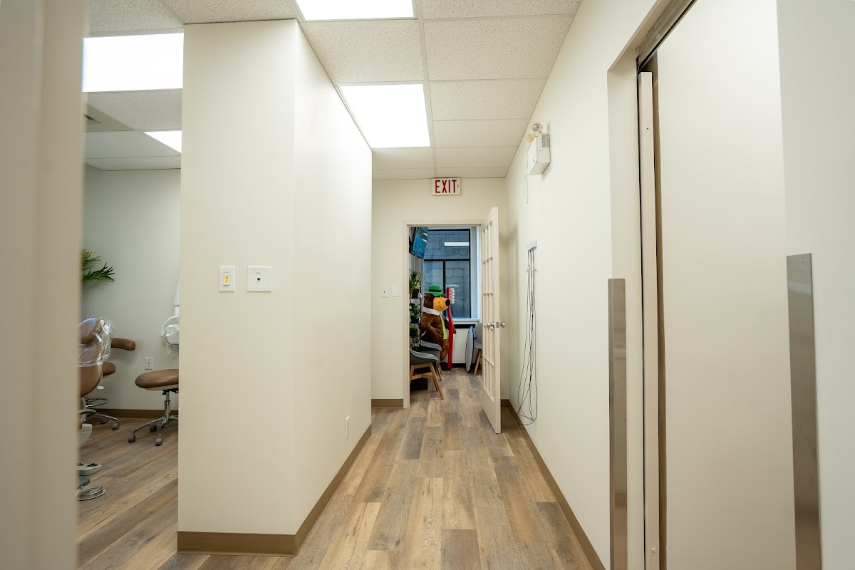 King Yonge Dentistry/Dr Neil W. Moss dental clinic in Old Toronto - Photo 7
