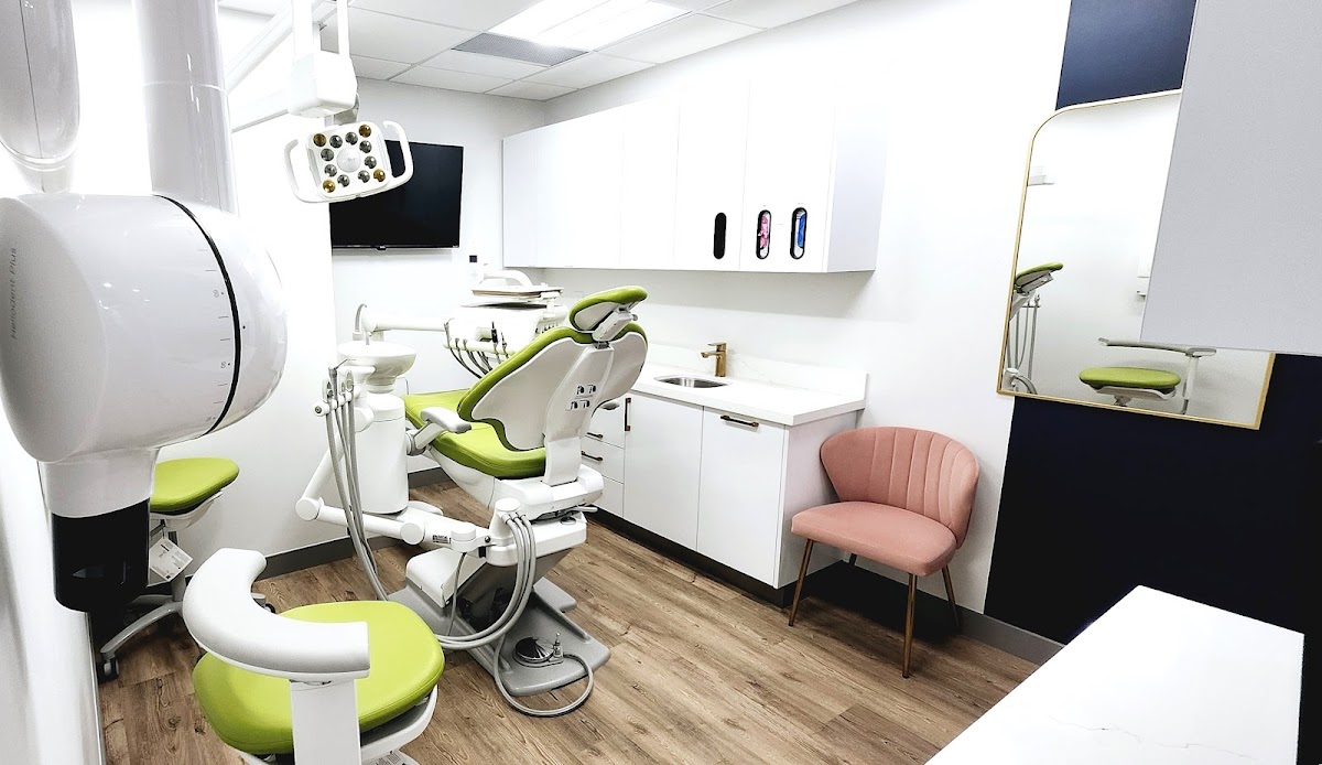 Smile Avenue Dental Clinic dental clinic in Old Toronto - Photo 2