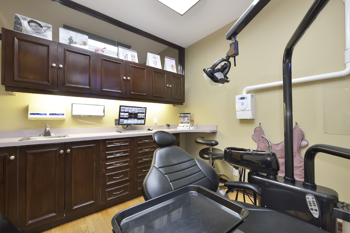 Village Dental dental clinic in Etobicoke - Photo 9