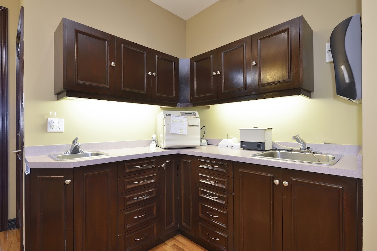 Village Dental dental clinic in Etobicoke - Photo 10