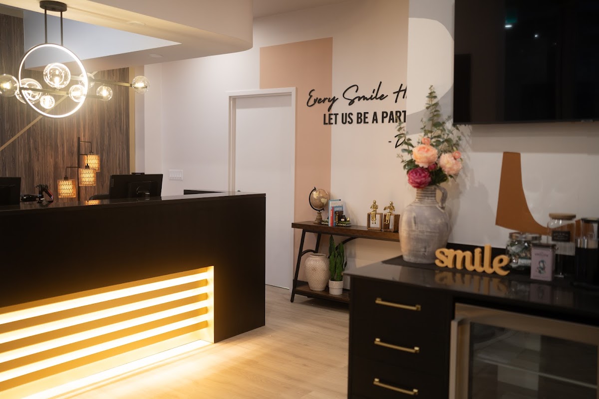 8 Queens Quay W Dental dental clinic in Old Toronto - Photo 2