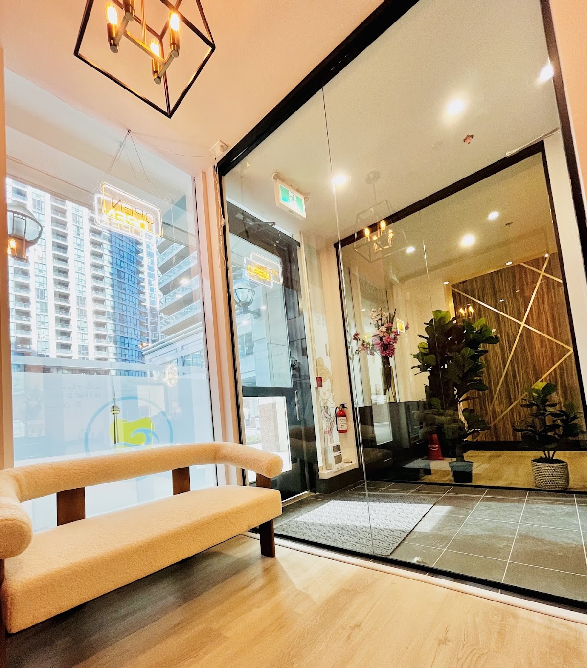 8 Queens Quay W Dental dental clinic in Old Toronto - Photo 4