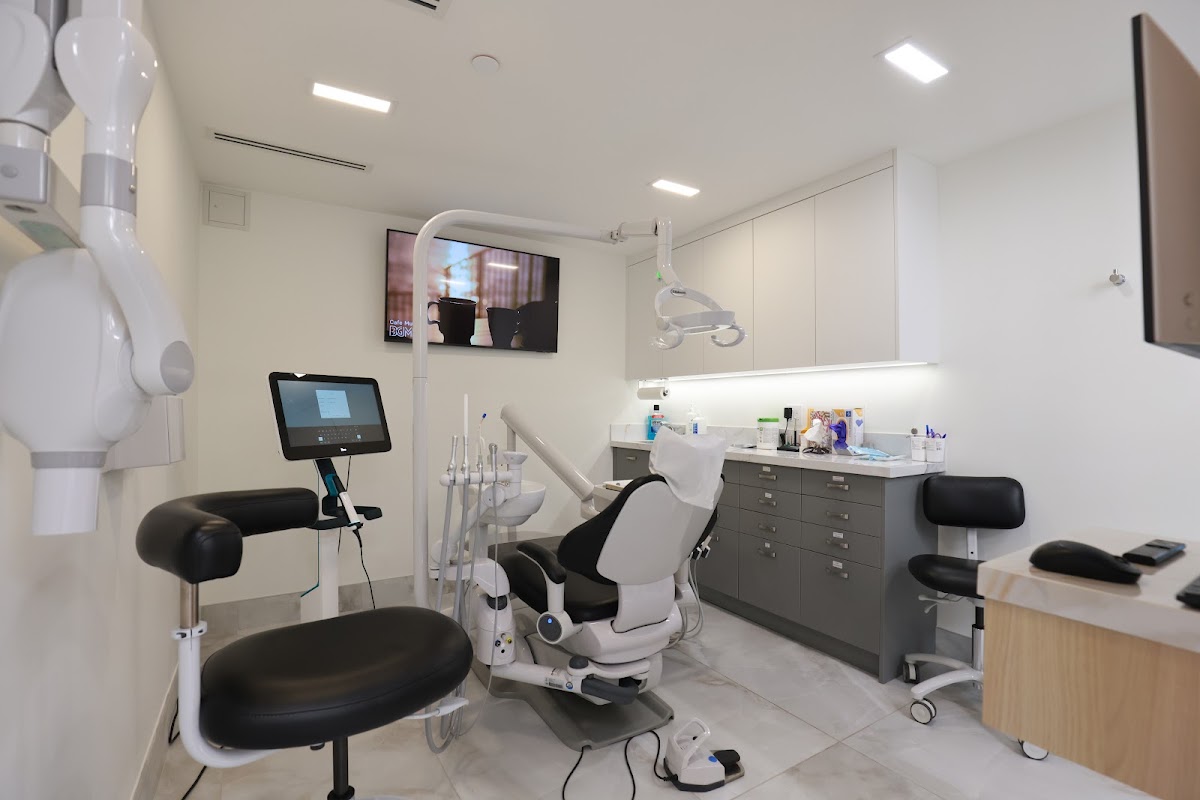 Dental Land Leslieville dental clinic in Old Toronto - Photo 3