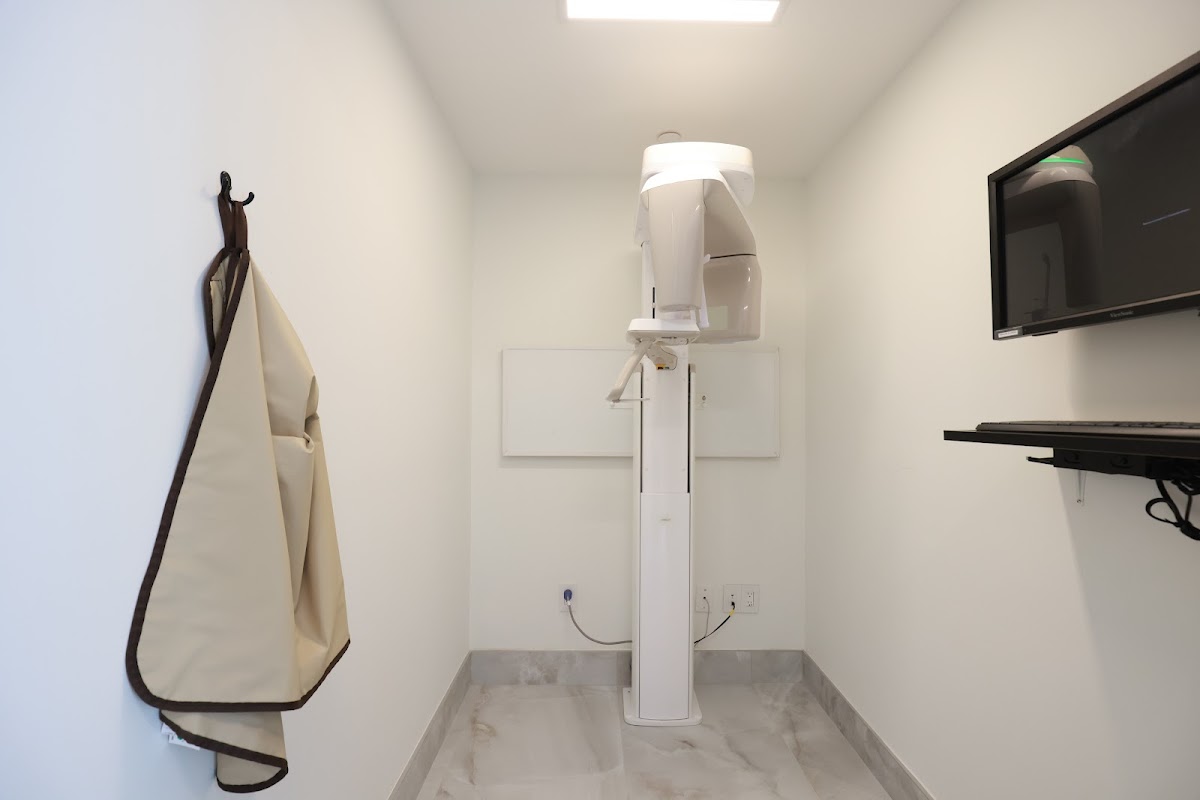 Dental Land Leslieville dental clinic in Old Toronto - Photo 5