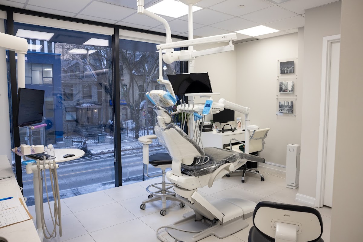 Yonge Wellesley Dental dental clinic in Old Toronto - Photo 3