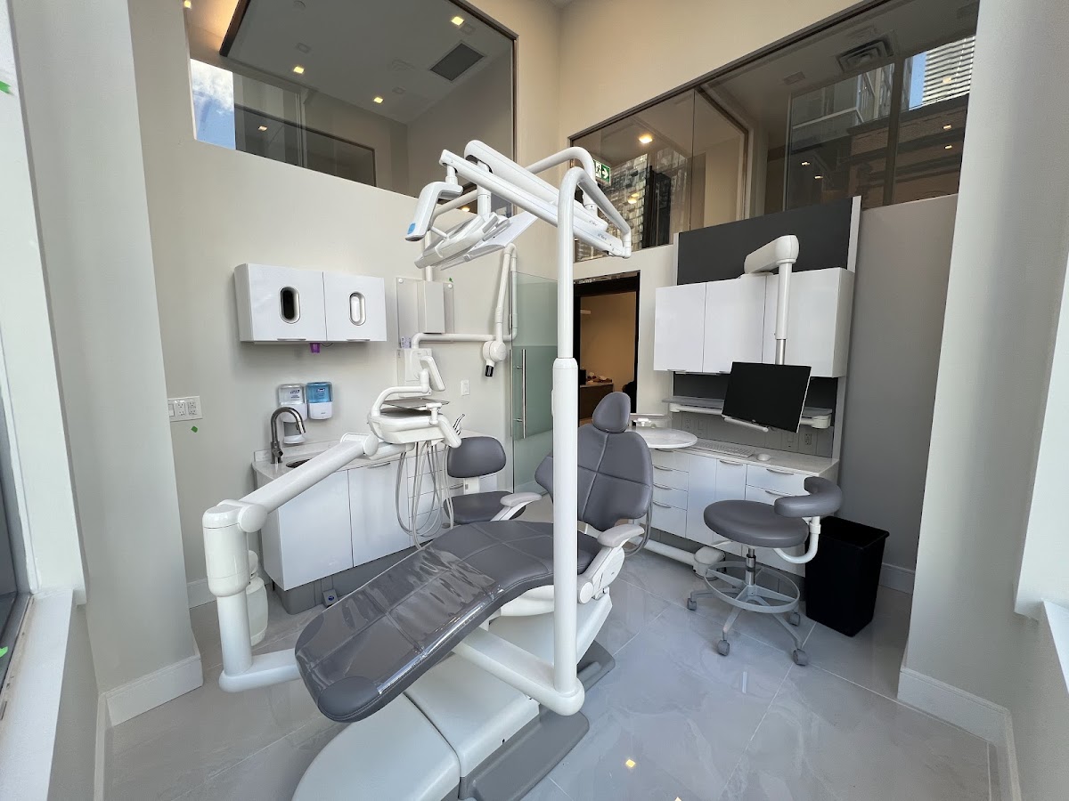 Dentistry on Gloucester dental clinic in Old Toronto - Photo 1