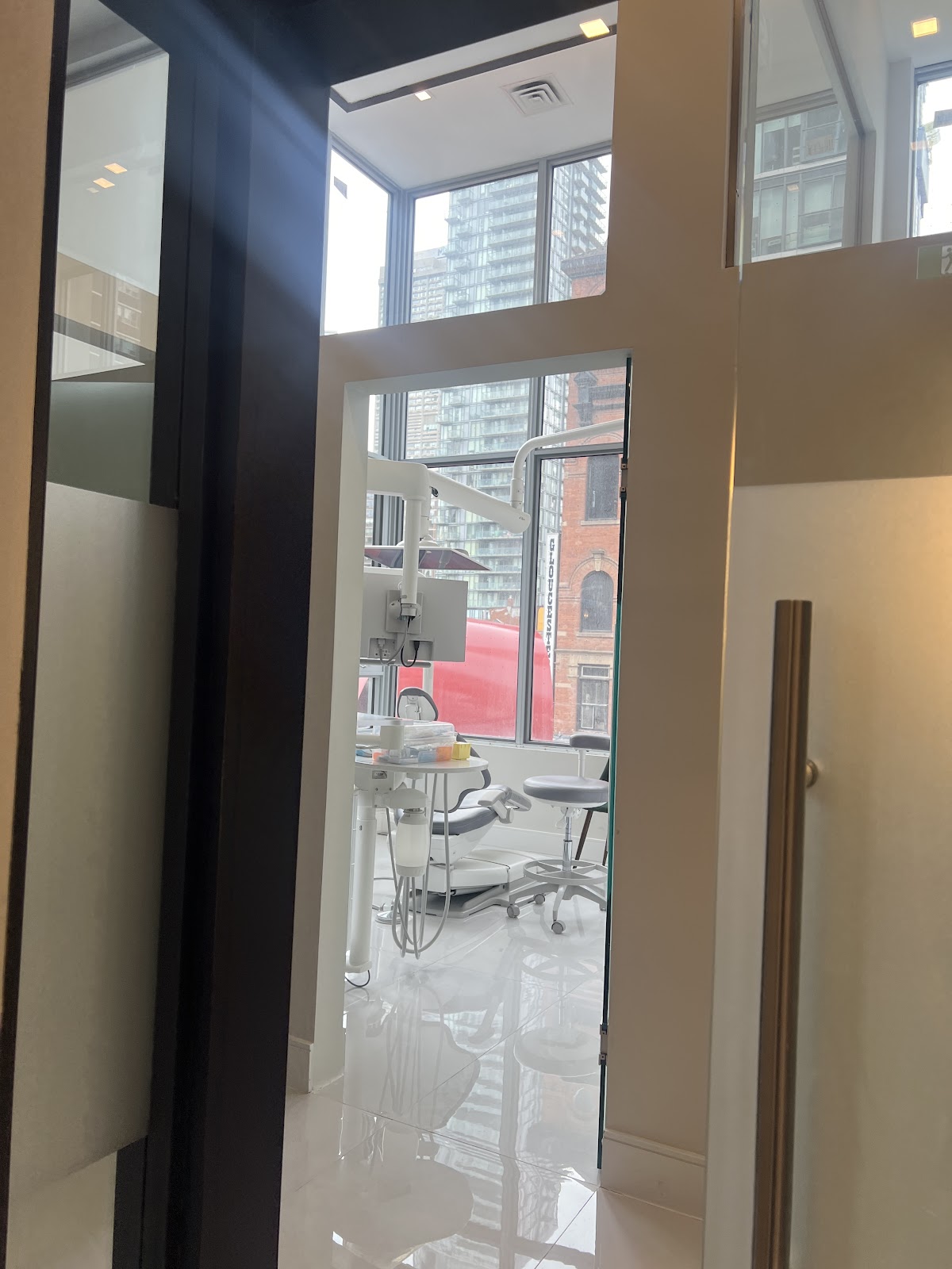 Dentistry on Gloucester dental clinic in Old Toronto - Photo 7