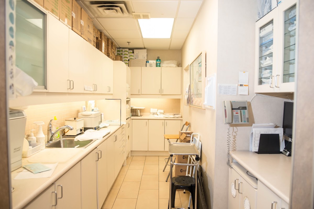 Bayview Village Dental dental clinic in North York - Photo 4