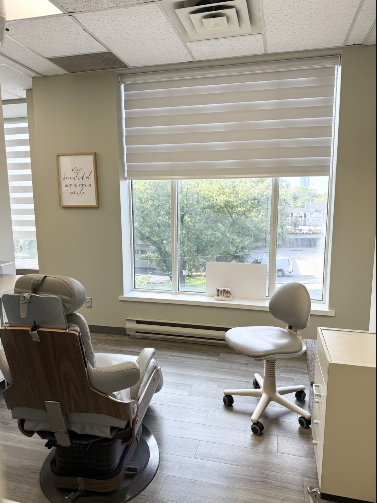 Signature Smiles Dental Studio dental clinic in Oakville - Photo 1