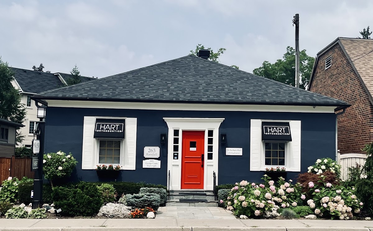 Hart Orthodontics dental clinic in Oakville - Photo 1