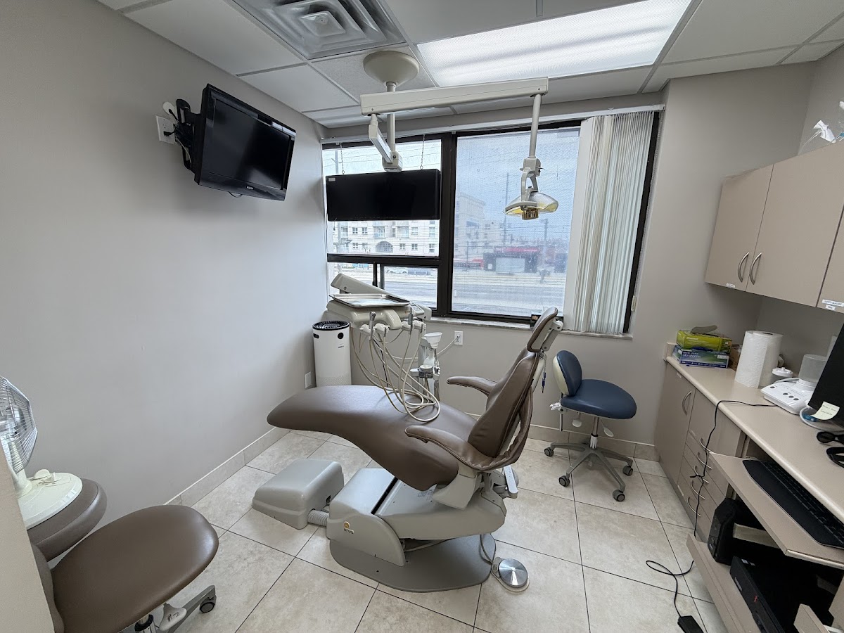 Walk In Family Dentistry dental clinic in North York - Photo 2