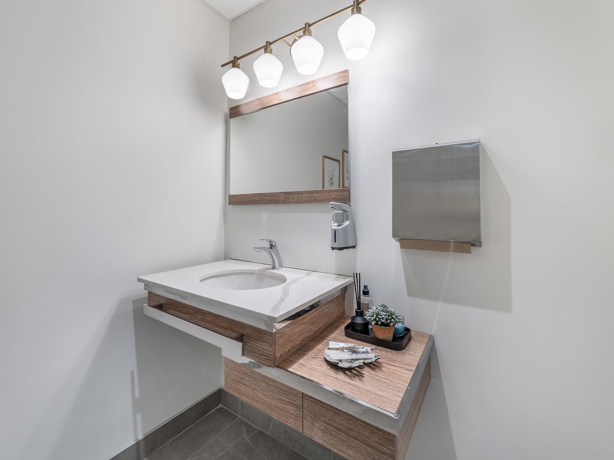 Lisgar Park Dental dental clinic in Old Toronto - Photo 6
