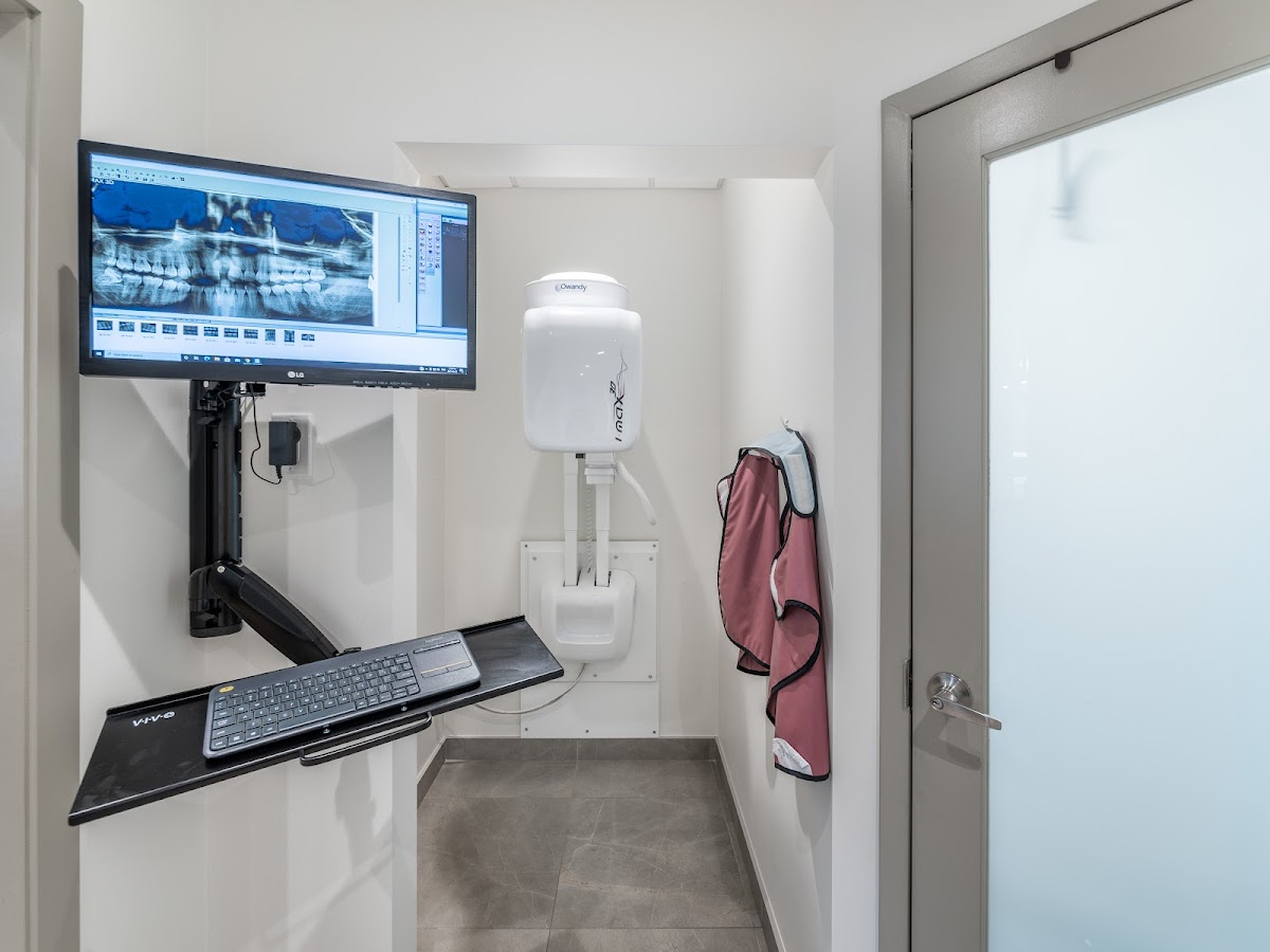Lisgar Park Dental dental clinic in Old Toronto - Photo 8
