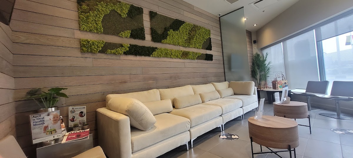 The Smile Collective Dental Clinic Dr. Jacqueline Geroche & Associates dental clinic in Mississauga - Photo 2