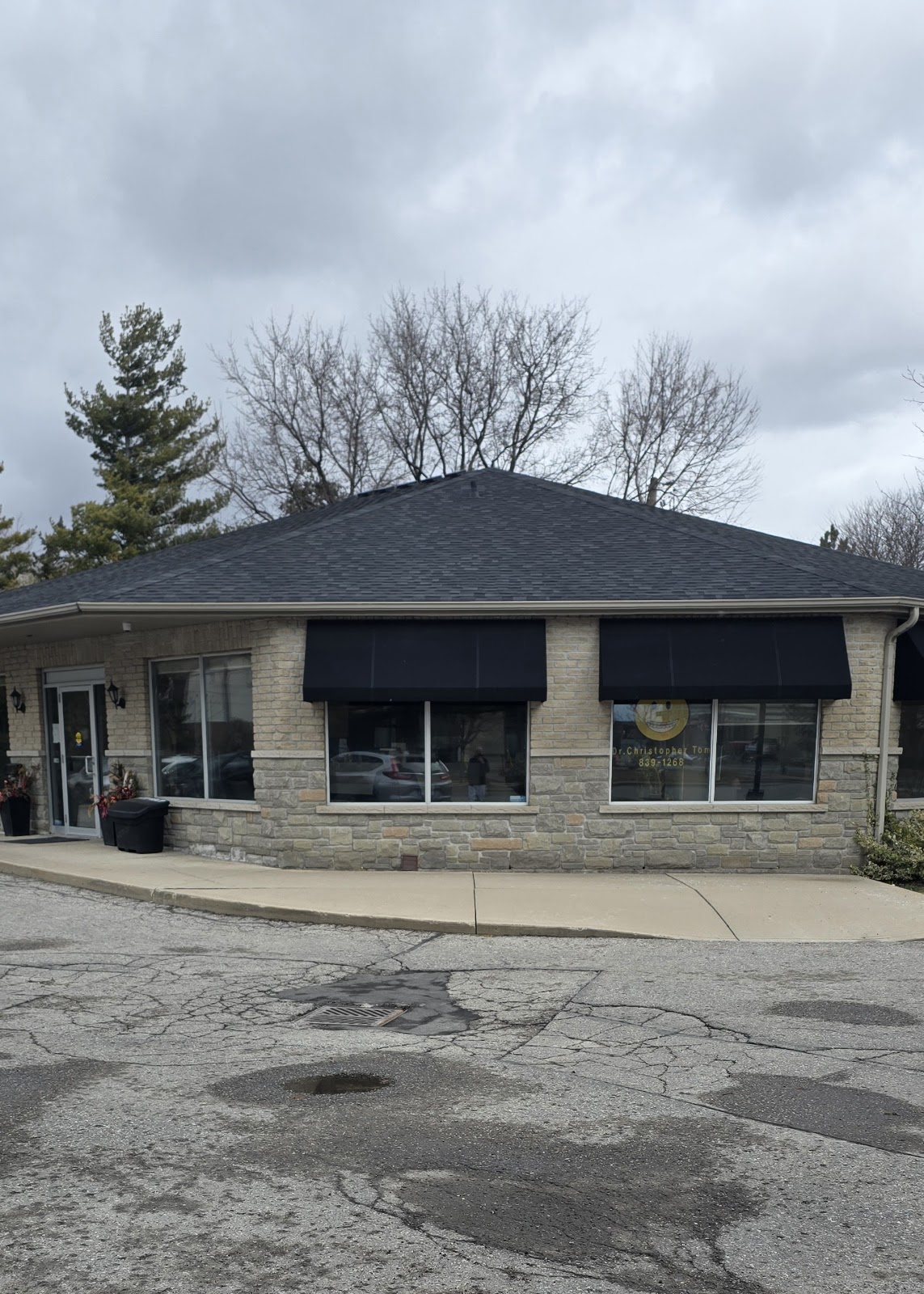 Dr Christopher H Tom dental clinic in Pickering - Photo 7