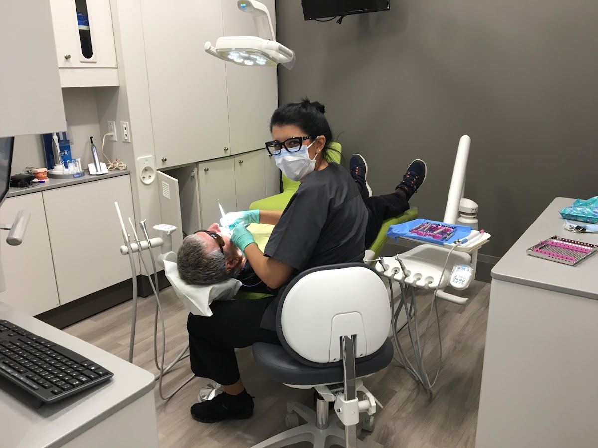 Mackenzie Dental Centre - Dr. Lloyd Pedvis dental clinic in Kleinburg - Photo 4
