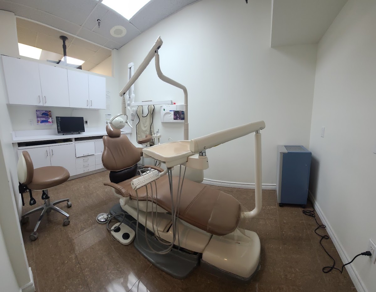 Dr. Hajir Farahmand - Oak Ridges North Dental Clinic dental clinic in Richmond Hill - Photo 1