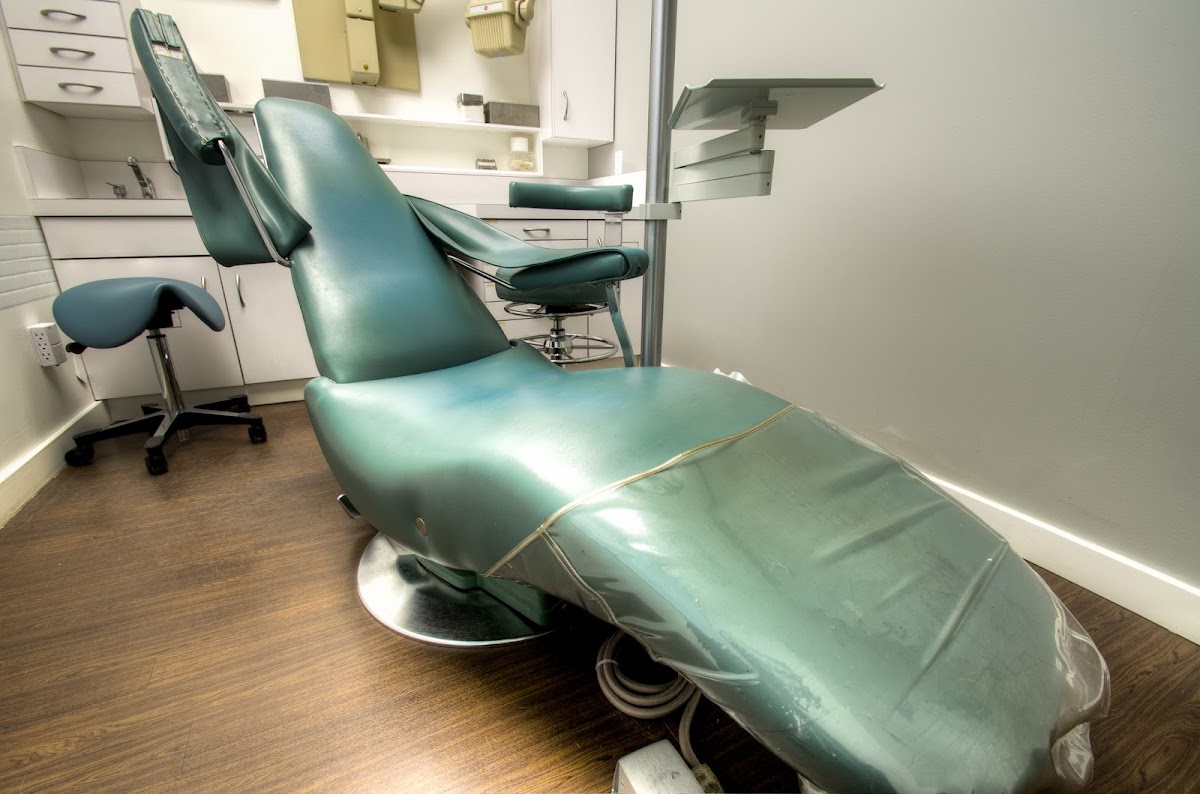 Kits Family Dental - Dr. Robin Mak, Dr. Sakura Iwagami, Dr. Michael Fenrich dental clinic in Vancouver - Photo 3