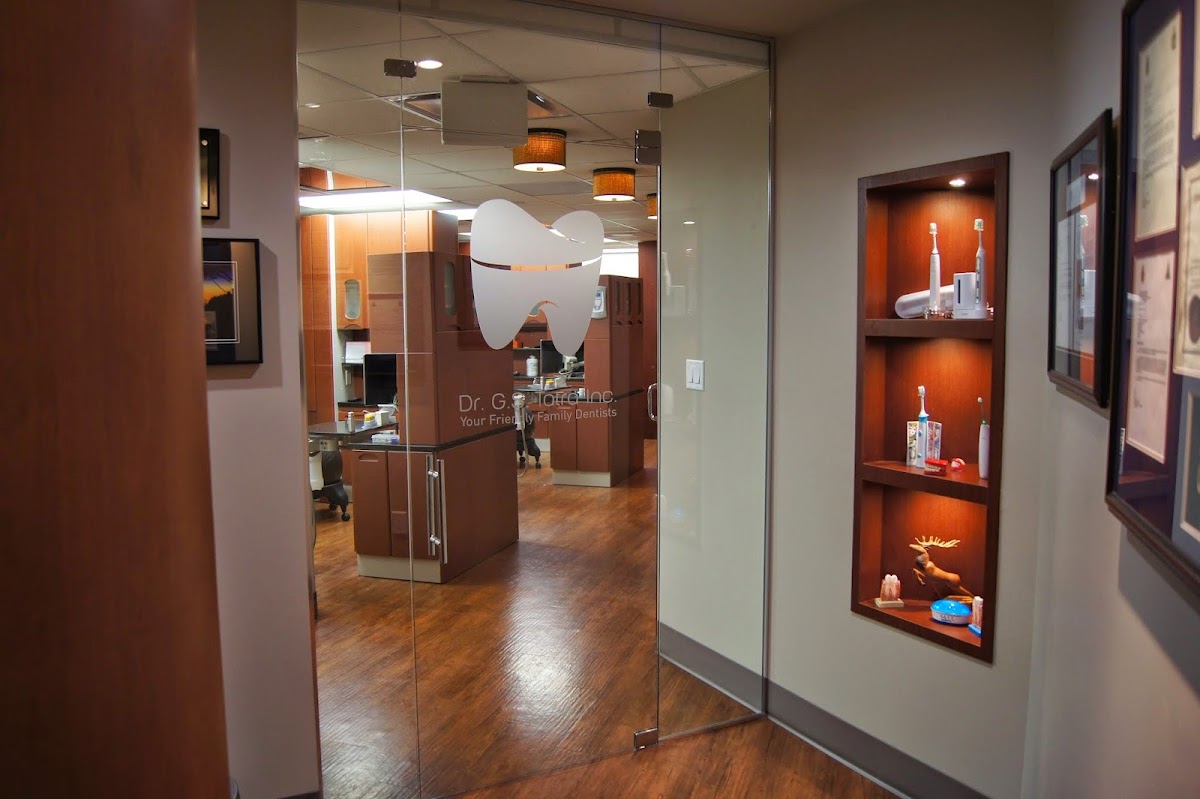 Dr. G. Sunny Tatra dental clinic in Victoria - Photo 3