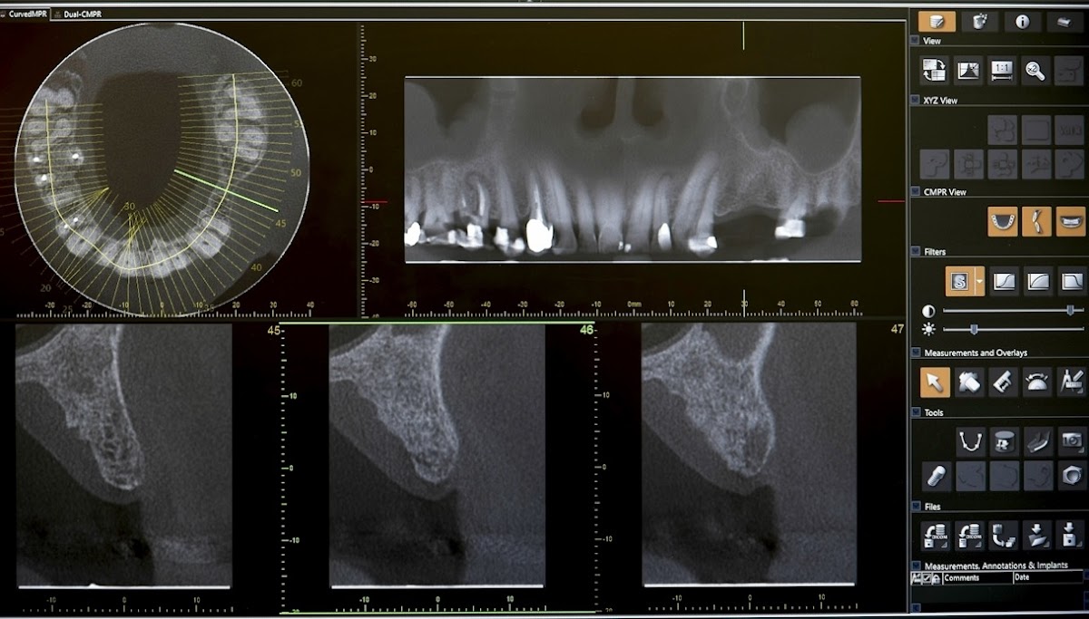 Dr C Ross Crapo & Associates dental clinic in Victoria - Photo 4