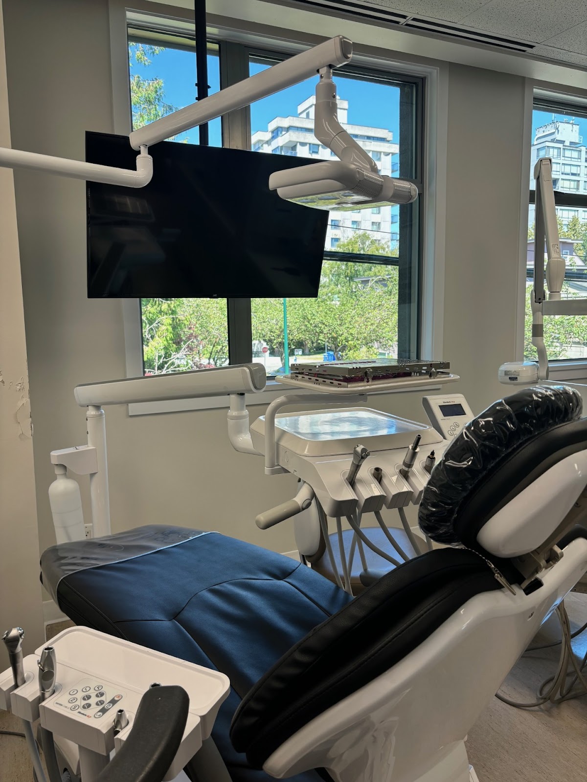 West 41st Dentistry at Yew dental clinic in Vancouver - Photo 4