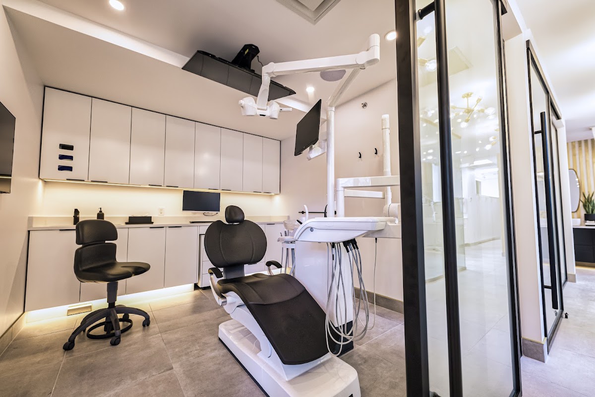 Lux Dental Clinic dental clinic in Vancouver - Photo 3