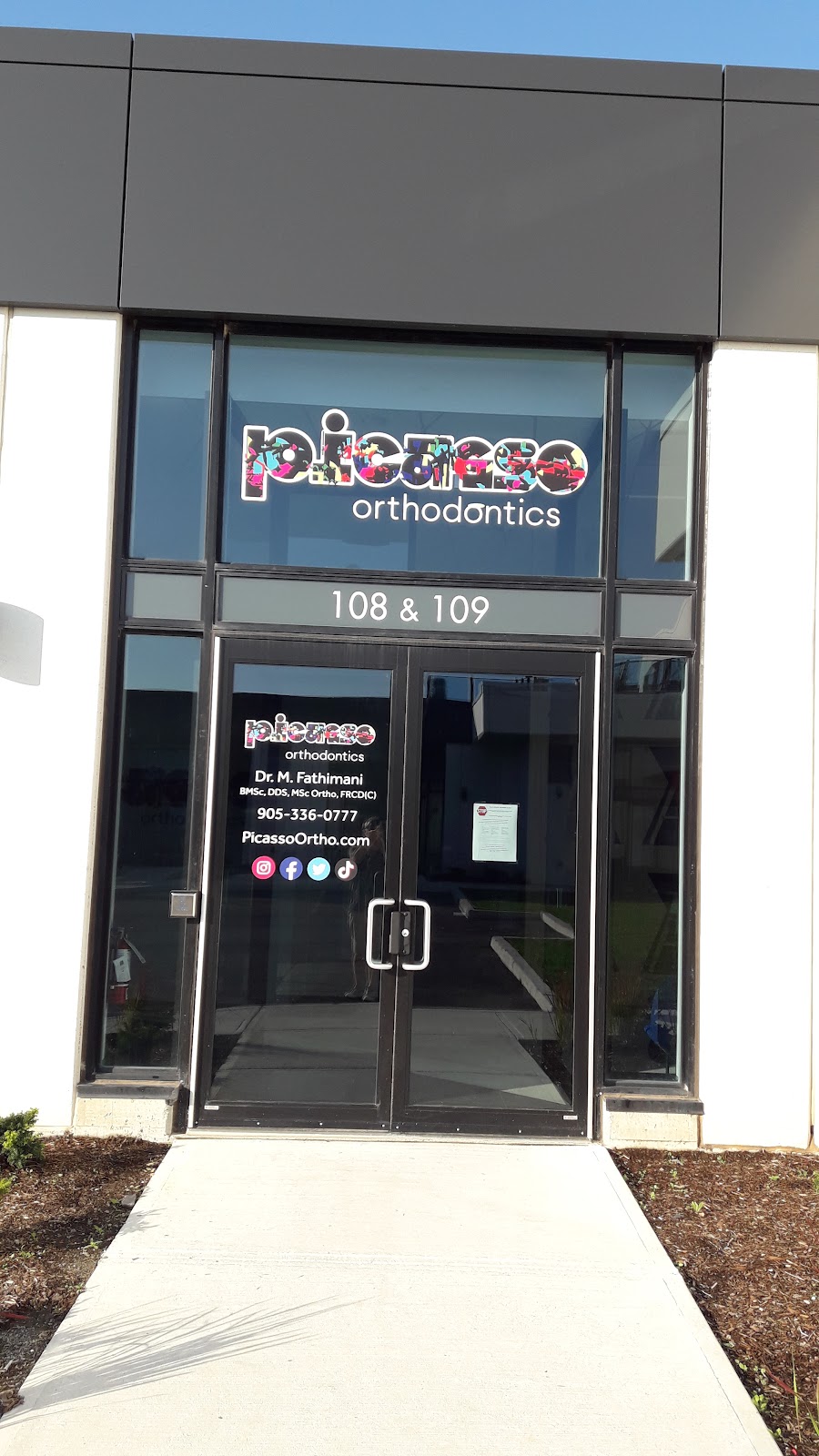 Picasso Orthodontics dental clinic in Burlington - Photo 7