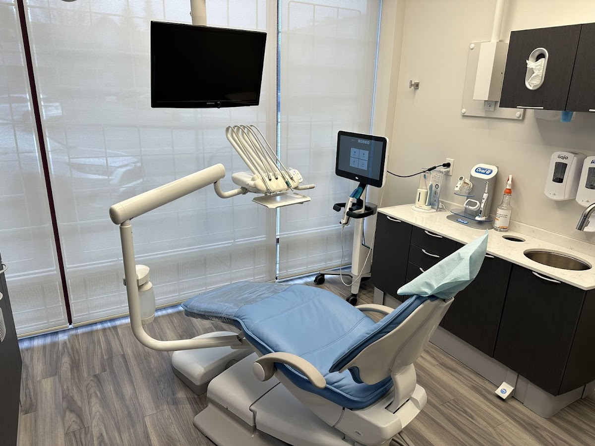 Newton Village Dental Clinic (Dr. Duo Zhang and Dr. Patrick Nguyen) dental clinic in Surrey - Photo 2