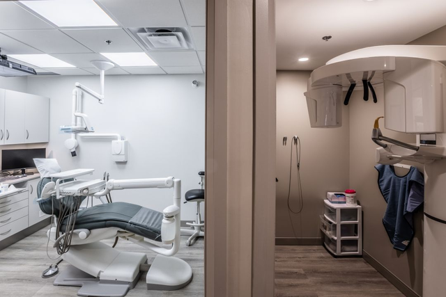 EviDental Smiles dental clinic in Old Toronto - Photo 2