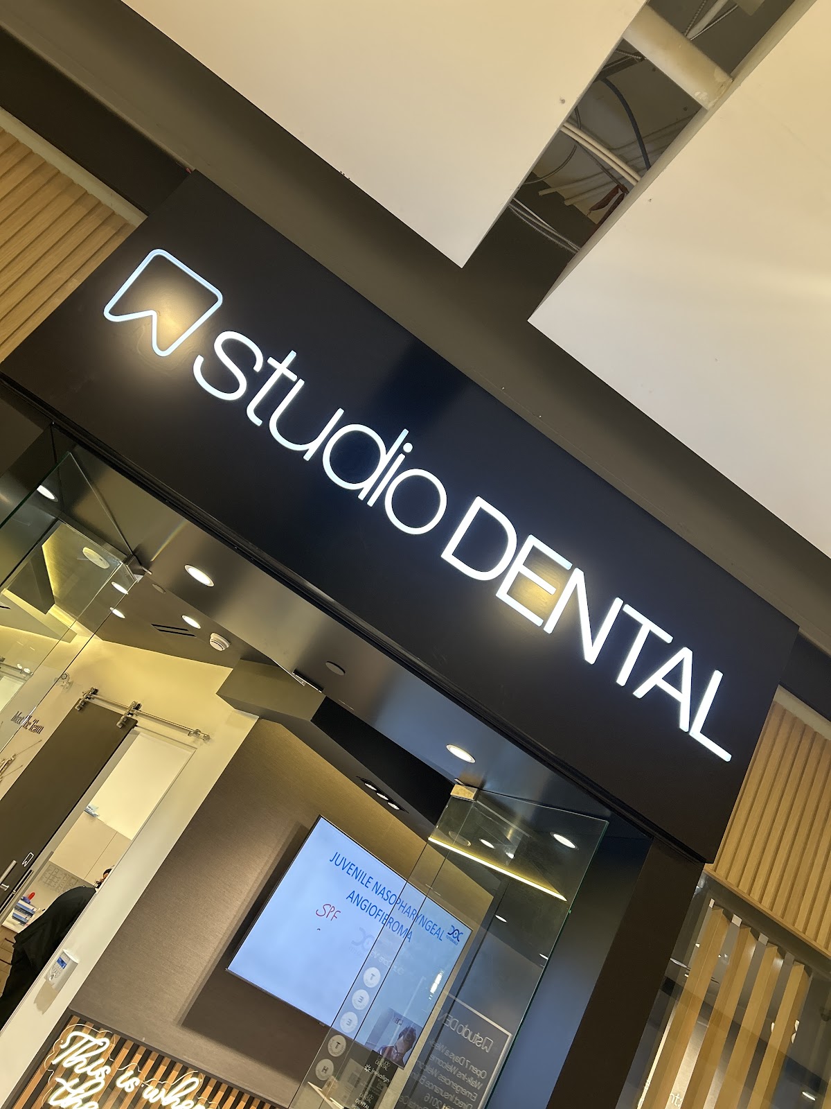 Studio Dental @ Eaton Centre dental clinic in Old Toronto - Photo 8