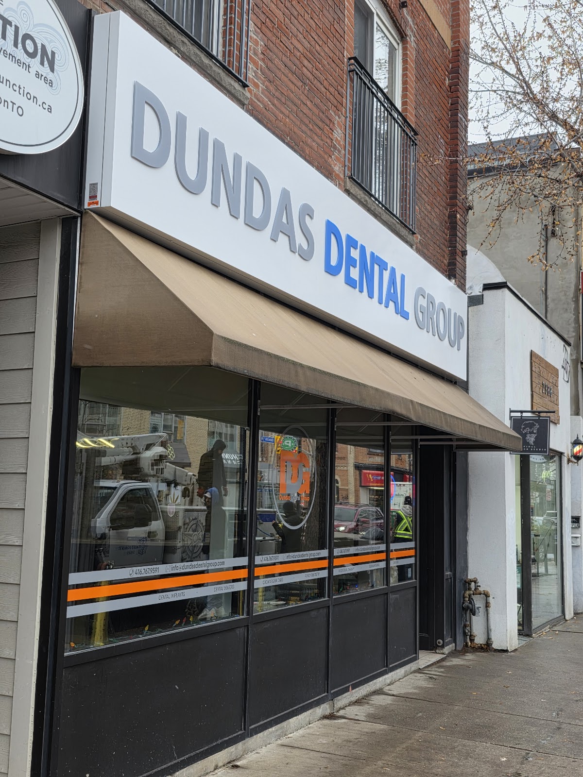 Dundas Dental Group dental clinic in Old Toronto - Photo 1