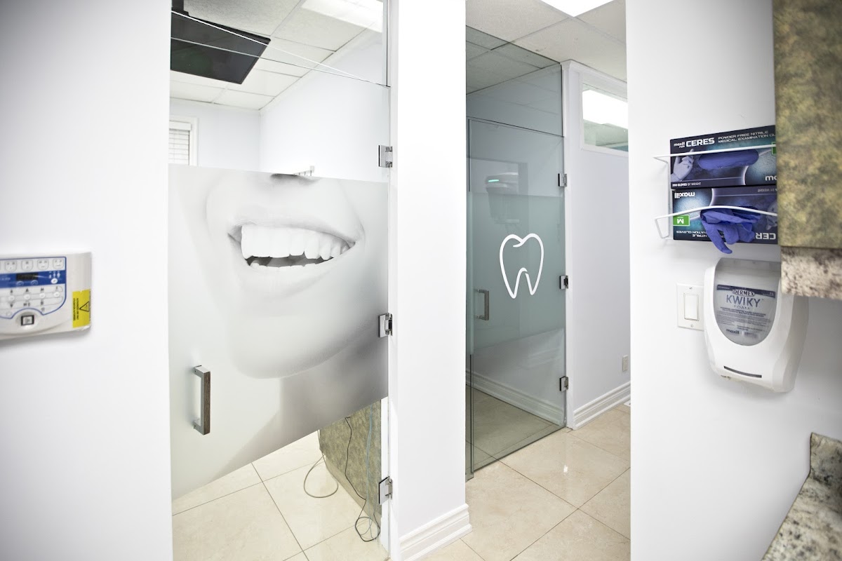 Broadway Dental Clinic dental clinic in Toronto - Photo 9
