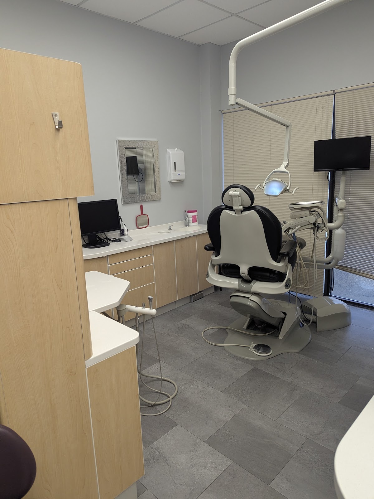 La Perle Dental Centre dental clinic in Edmonton - Photo 1