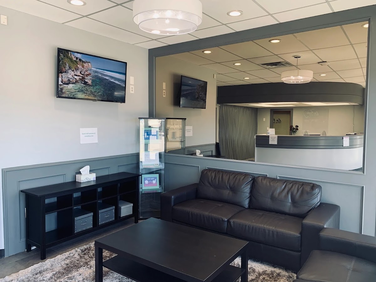 La Perle Dental Centre dental clinic in Edmonton - Photo 3
