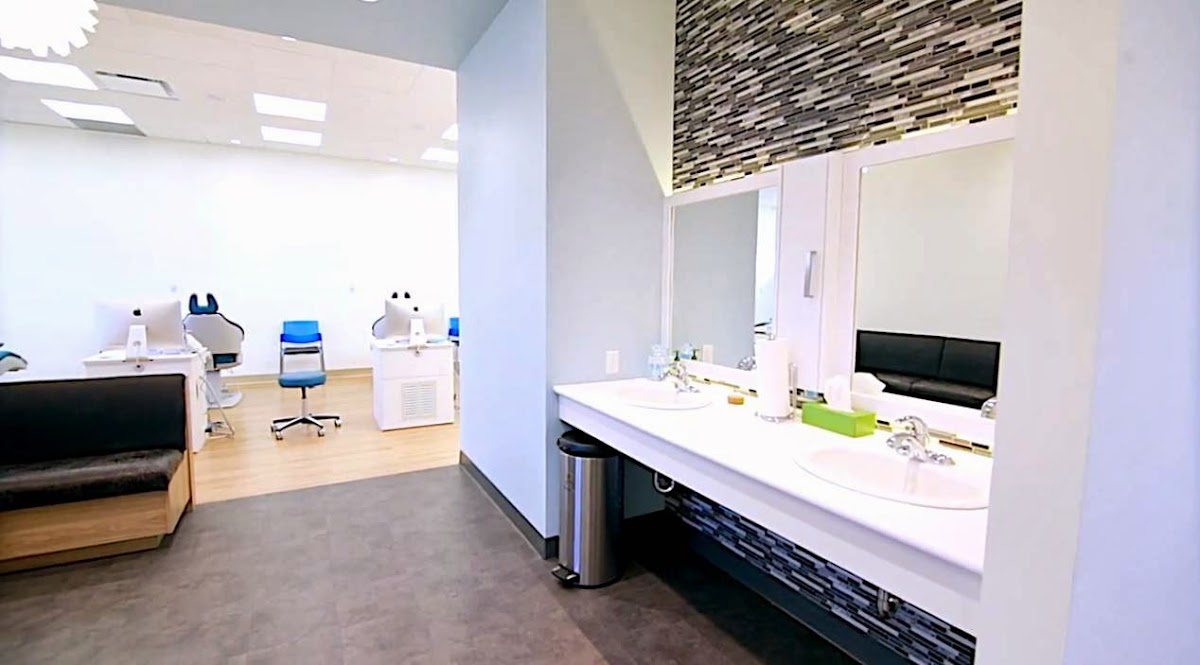 Aura Orthodontics - Scottsdale Surrey dental clinic in Surrey - Photo 3