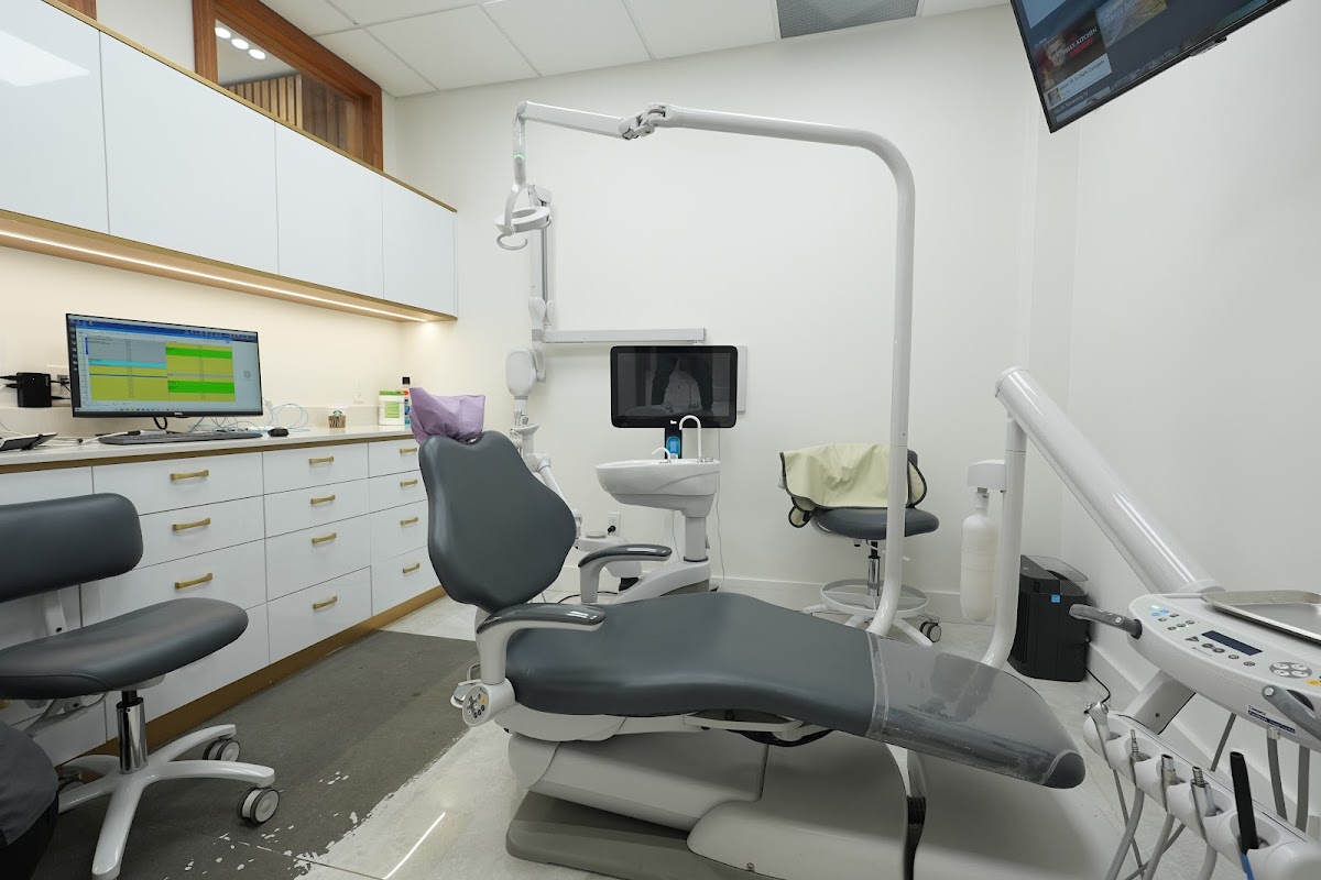 Dental Land Summerhill dental clinic in Old Toronto - Photo 2