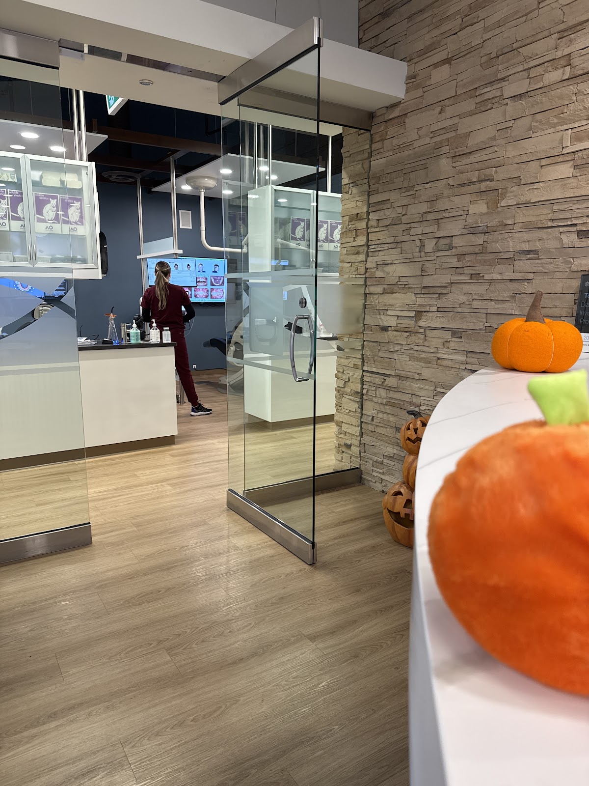 Dr Sunny Leong Orthodontist dental clinic in Edmonton - Photo 9