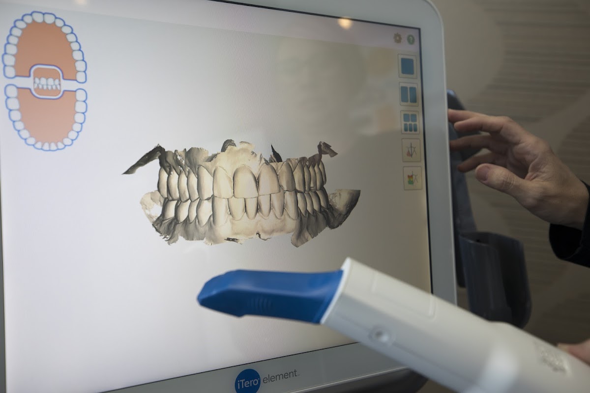 Dr. Warren J. Cohen dental clinic in Calgary - Photo 9