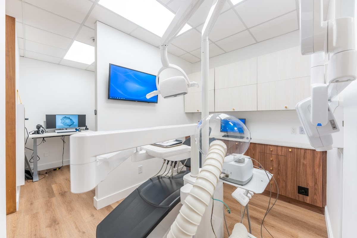 Little Italy Dentistry dental clinic in Old Toronto - Photo 2