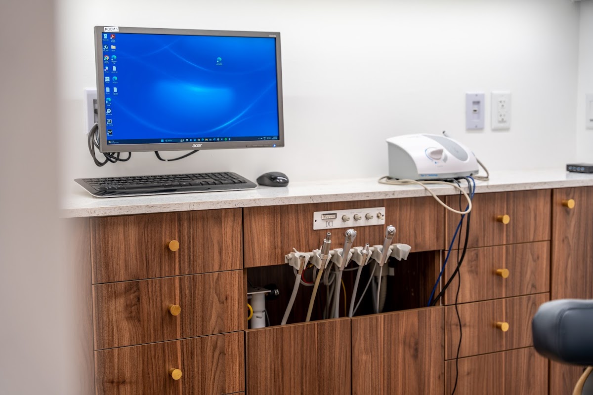 Little Italy Dentistry dental clinic in Old Toronto - Photo 5