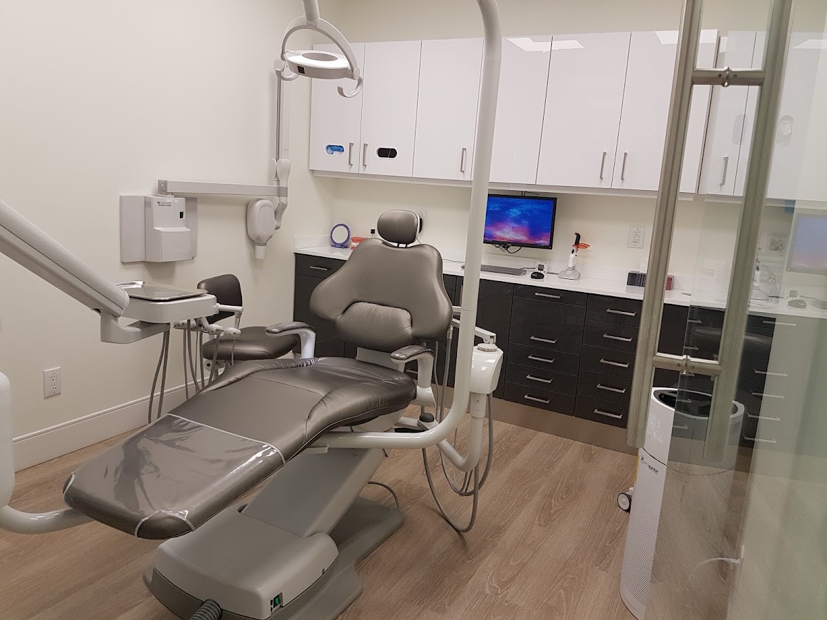 Bloor West Dentistry dental clinic in Old Toronto - Photo 1
